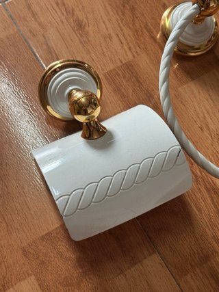 Juego de baño dorado y blanco