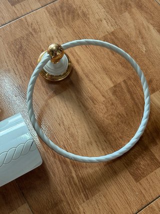 Juego de baño dorado y blanco