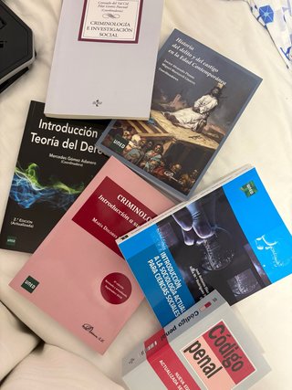 Libros 1° Criminología UNED. Nuevos.