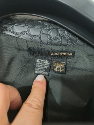Gabardina efecto piel Zara