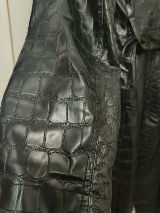 Gabardina efecto piel Zara
