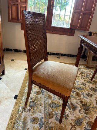 Mesa de comedor de cedro tallada