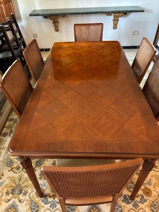 Mesa de comedor de cedro tallada