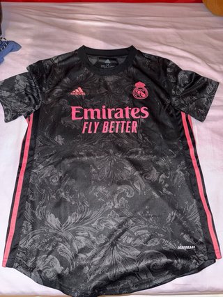 Ropa y fundas negras y multicolor