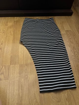 Falda larga de rayas blancas y negras
