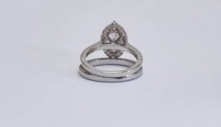Anillo de compromiso con halo ovalado