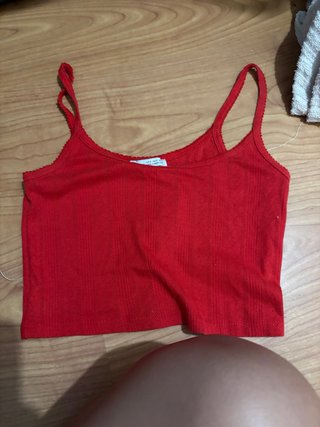 Top rojo de tirantes