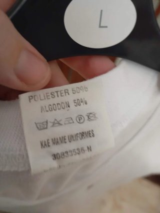 Camiseta deportiva blanca manga corta uniforme.