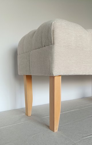 Banqueta tapizada beige