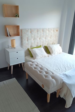 Banqueta tapizada beige