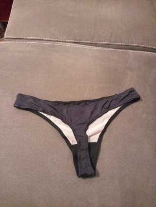 Tanga a rayas de terciopelo negro
