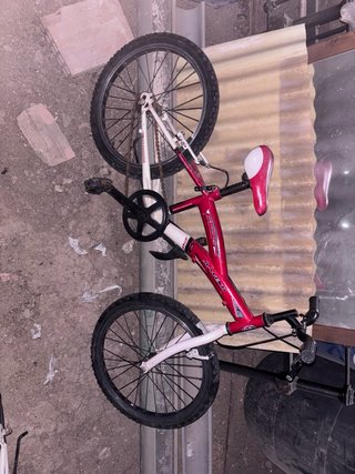 Bicicleta infantil roja