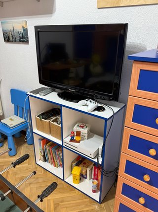 Mueble auxiliar blanco y azul para almacenaje