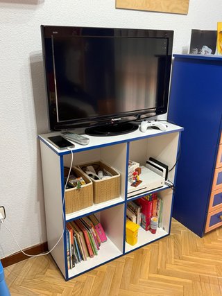 Mueble auxiliar blanco y azul para almacenaje