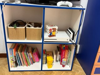 Mueble auxiliar blanco y azul para almacenaje