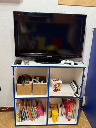 Mueble auxiliar blanco y azul para almacenaje