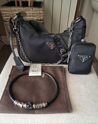 Conjunto Bolso Nylon con logo y Gargantilla cuero.