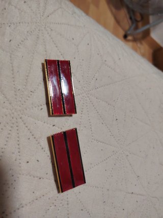 Insignias Militares Rojas y Negras
