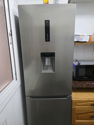 Nevera Cecotec con dispensador de agua