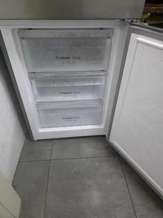 Nevera Cecotec con dispensador de agua