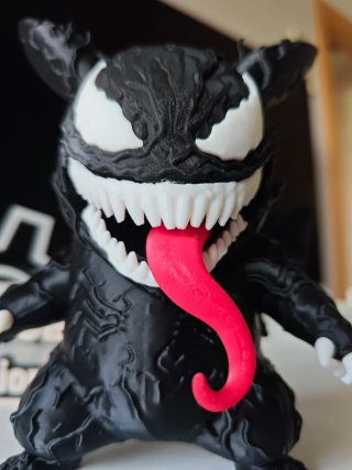 Pikachu Venom Marvel 15cm figura