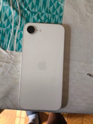 iPhone 16e + Fundas + Protectores.