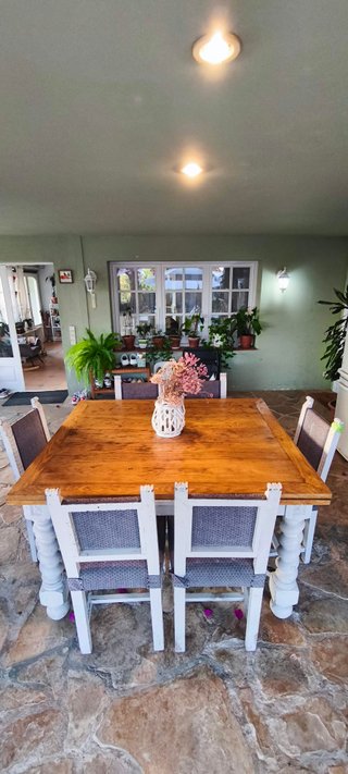 Mesa de comedor de madera rústica