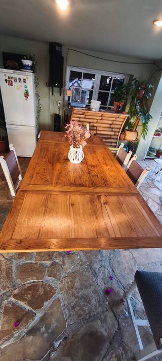 Mesa de comedor de madera rústica