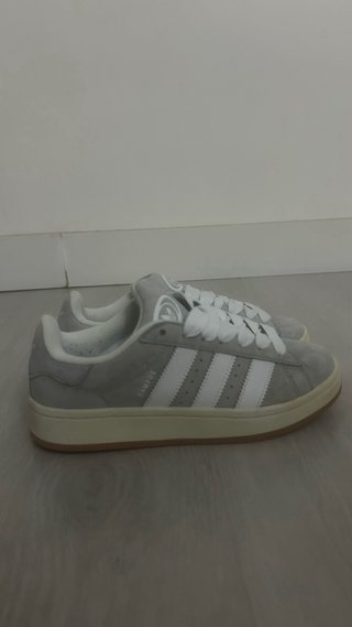 Zapatillas Adidas grises y blancas