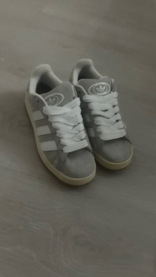 Zapatillas Adidas grises y blancas