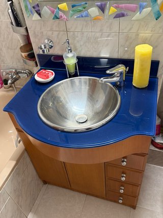 Mueble de baño con lavabo azul y madera
