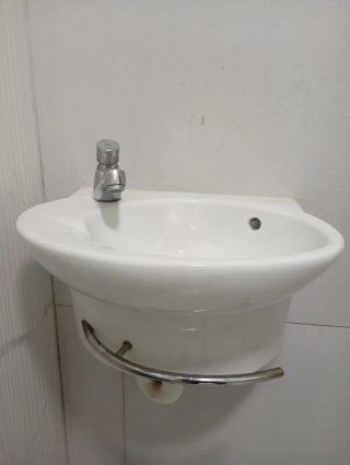 Lavabo de cerámica blanco con toallero reducido