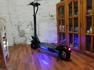 Patinete eléctrico con casco