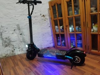 Patinete eléctrico con casco