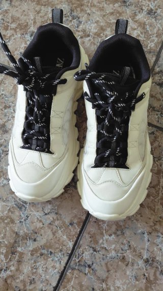 Zapatillas Zara Blancas y Negras