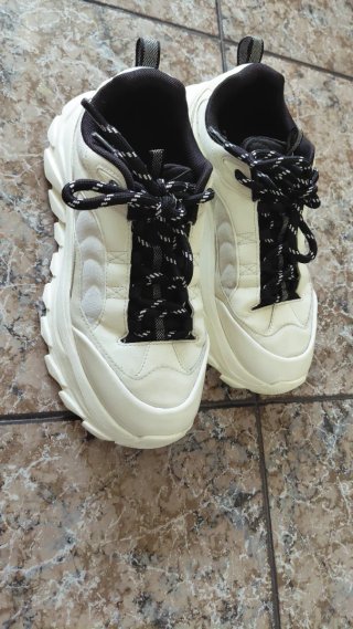 Zapatillas Zara Blancas y Negras