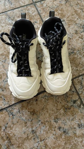 Zapatillas Zara Blancas y Negras