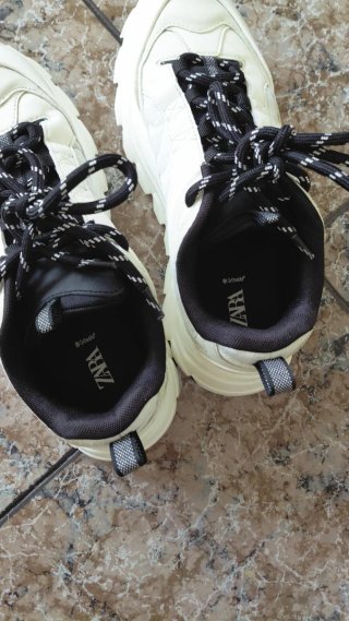 Zapatillas Zara Blancas y Negras