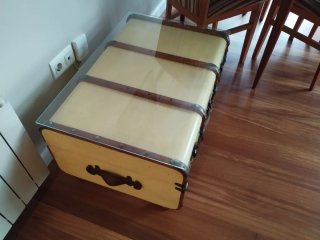 Mesa baúl cristal y piel