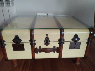 Mesa baúl cristal y piel