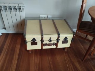 Mesa baúl cristal y piel