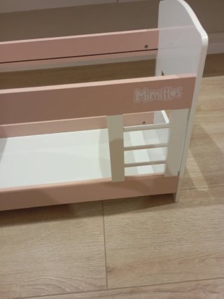 Cuna de muñecas rosa y blanca