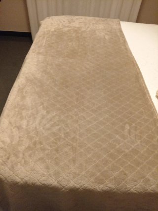 Manta sofá o pie de cama beige