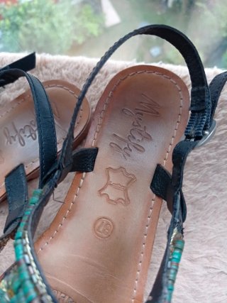 Sandalias adornadas con pedrería
