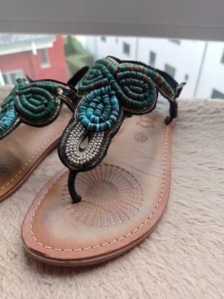 Sandalias adornadas con pedrería