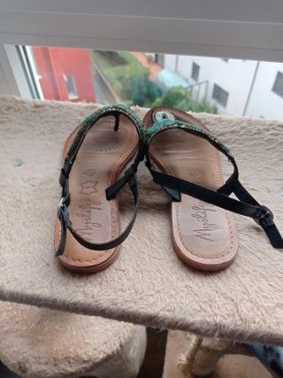 Sandalias adornadas con pedrería