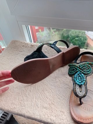 Sandalias adornadas con pedrería