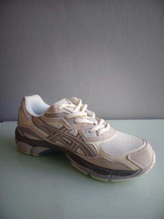 Zapatillas ASICS Beige/Blancas Nuevas