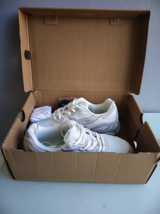 Zapatillas ASICS Beige/Blancas Nuevas