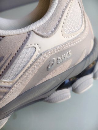 Zapatillas ASICS Beige/Blancas Nuevas